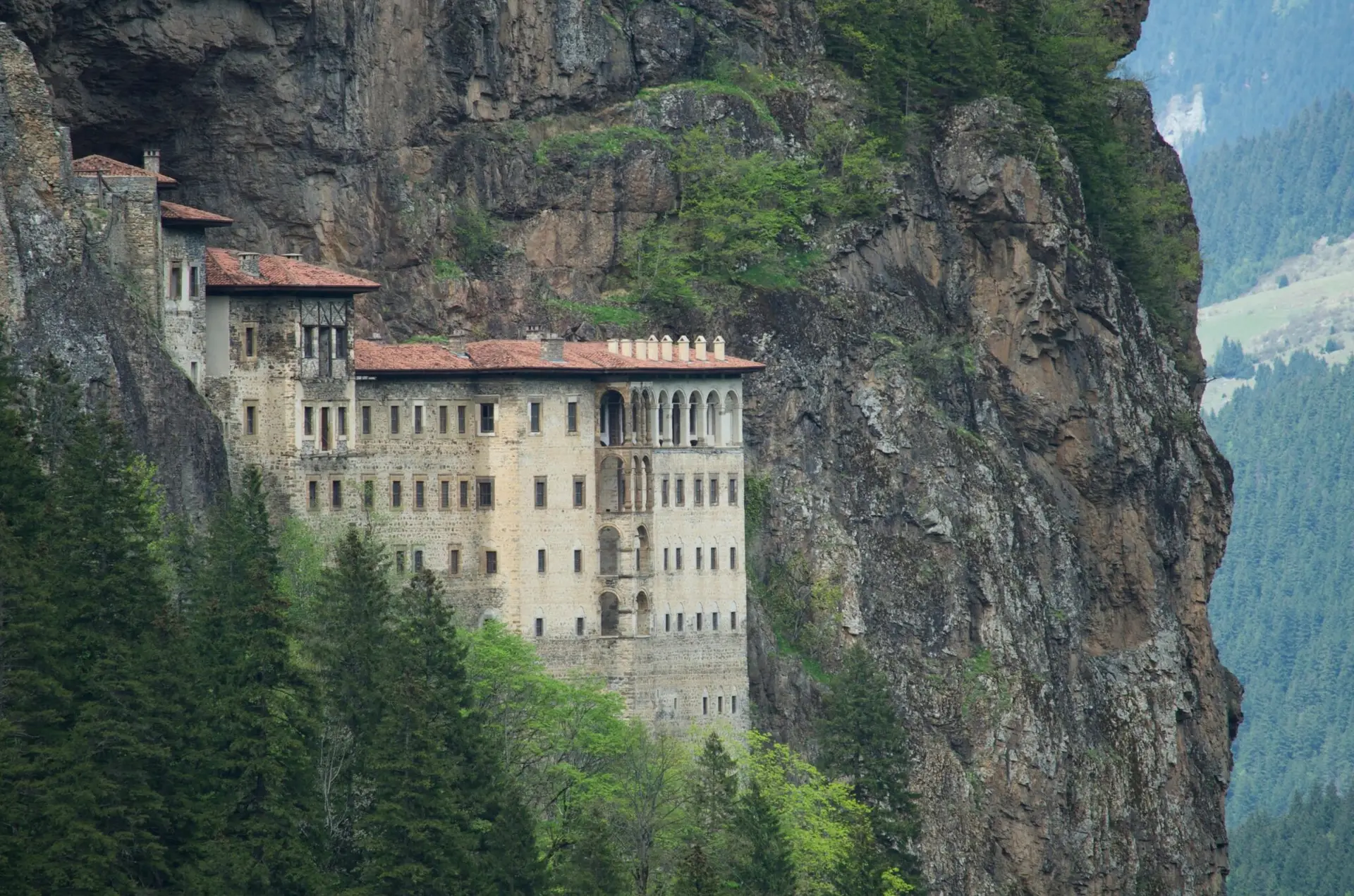 Breathtaking view of Sumela Monastery perched on a cliff in Trabzon, Türkiye.