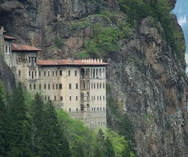 Breathtaking view of Sumela Monastery perched on a cliff in Trabzon, Türkiye.